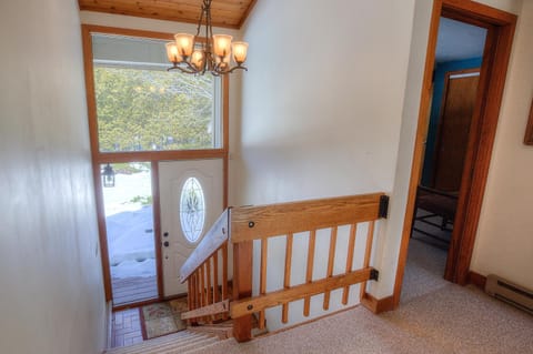 Beautiful Village Home with Hot Tub, Blocks to Main Street! Maison in Lake Placid