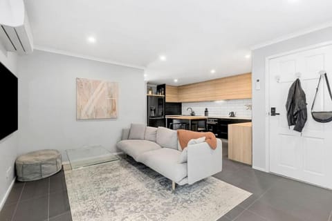 Modern two bedroom townhouse in quiet location Haus in Geelong
