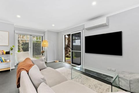 Modern two bedroom townhouse in quiet location House in Geelong