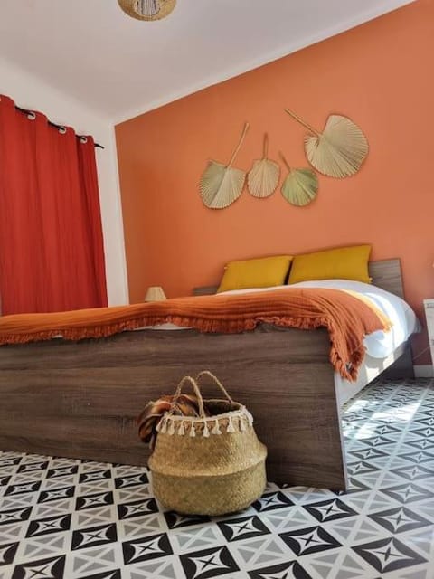 Bed, Living room, Photo of the whole room, Bedroom