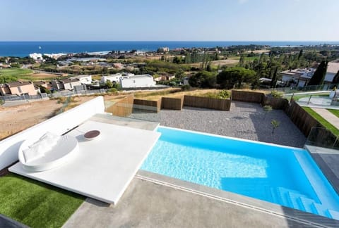 Day, Natural landscape, Pool view, Swimming pool, sunbed