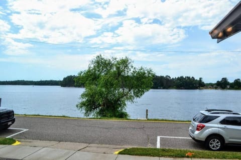 Billy's Lakeview Retreat - An Amazing Lakeview Casa in Minocqua