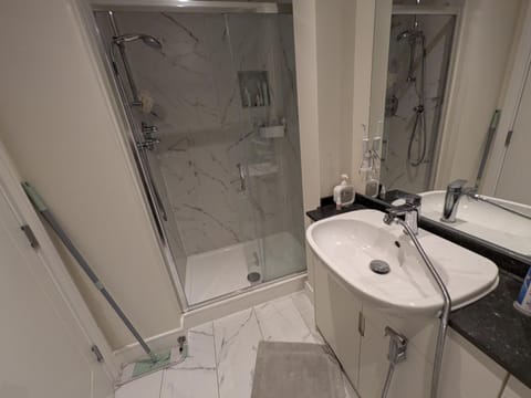 Pvt room attached bathroom , 20 mins to city center via direct train 2 min away Vacation rental in Dublin