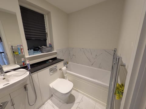 Pvt room attached bathroom , 20 mins to city center via direct train 2 min away Vacation rental in Dublin