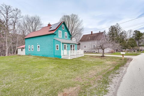 Lovely Ludlow Farmhouse about 1 Mi to Town and Slopes! Haus in Ludlow