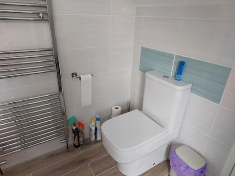 Double room with ensuite shower room in quiet, private house Bed and Breakfast in Worthing