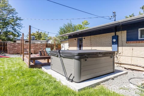 New Lux Jetted Hot Tub Patio & Yard Fast Wifi House in Wheat Ridge