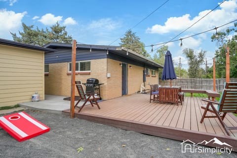 New Lux Jetted Hot Tub Patio & Yard Fast Wifi House in Wheat Ridge