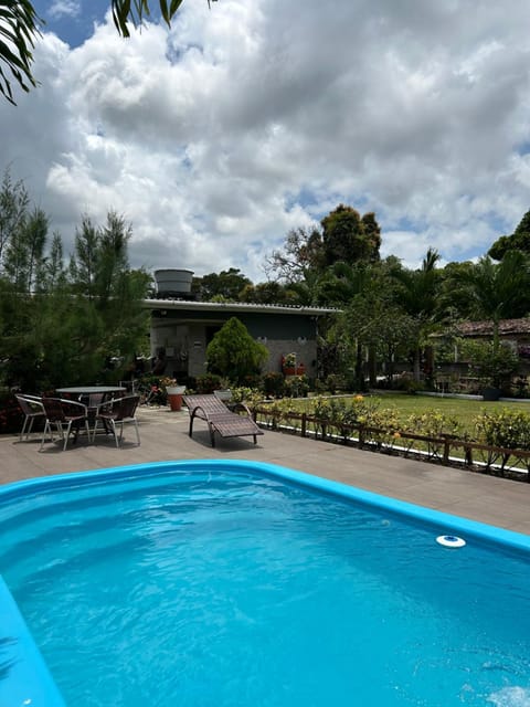 Suíte em uma reserva ambiental com piscina House in Recife