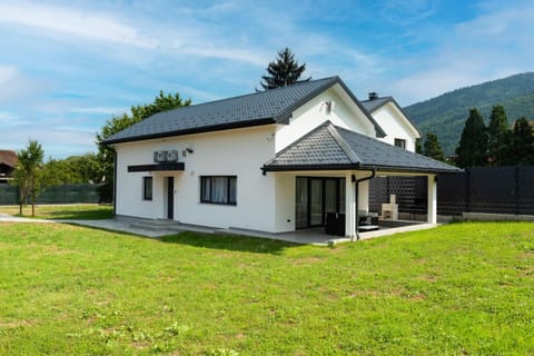 Property building, Spring, Day, Natural landscape, Garden, Garden view, Mountain view