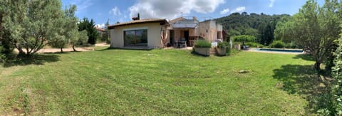 Villa d’architecte avec piscine entre vignes et forêt Villa in La Cadière-d'Azur