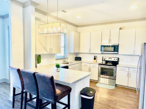 Buckhead Oasis- 2 bed, 2bath, Pool and Private Balcony Condo in Buckhead