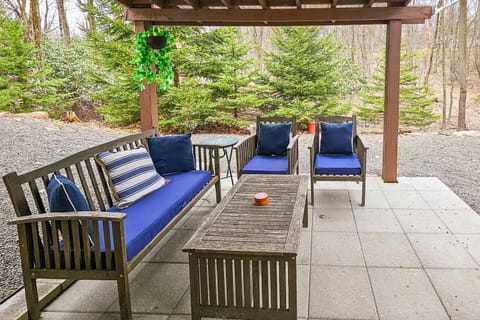 Pond Place by AvantStay Game Room Deck Fire Pit House in Long Pond