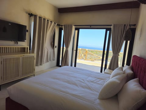 Bed, TV and multimedia, Photo of the whole room, Sea view