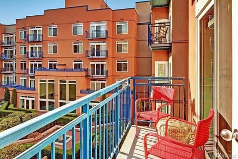 DT Designer's 2BR Condo Parking Tub Pool - 99 walk score House in Belltown