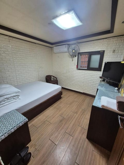 Bed, TV and multimedia, Photo of the whole room, Bedroom, air conditioner