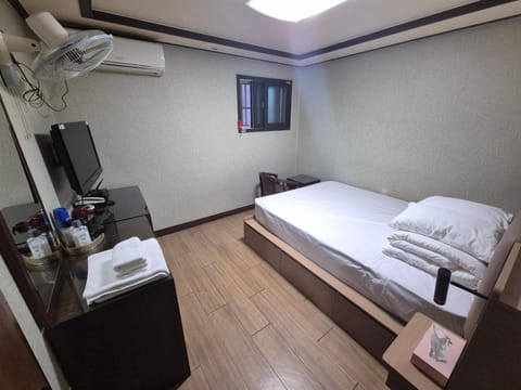 Bed, TV and multimedia, Photo of the whole room, Bedroom, air conditioner