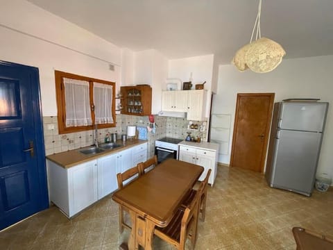 Kitchen or kitchenette, Dining area, pet friendly