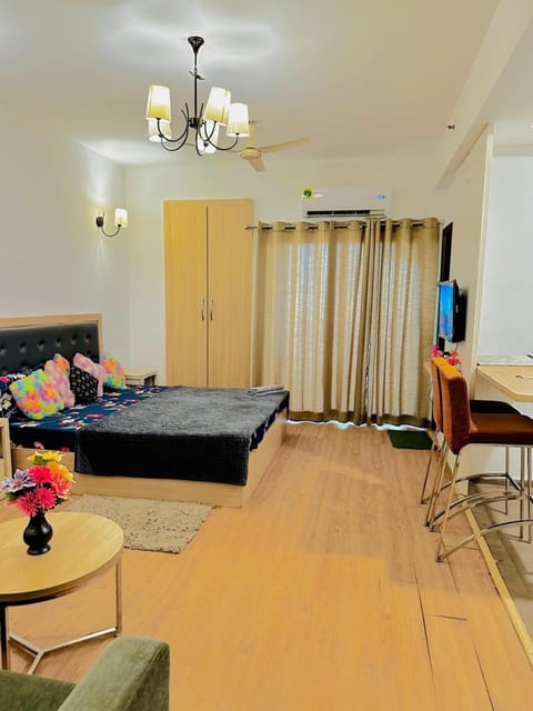 Bed, TV and multimedia, Bedroom, wardrobe