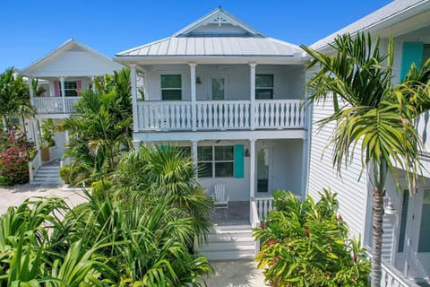 Isla Mirabelle - Waterfront Boutique Resort, Htd Pool, Dock, Walkable House in Upper Matecumbe Key