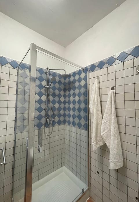 Shower, Bathroom, towels