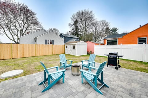 Lovely Westbrook Home with Patio - Walk to Beach! Haus in Westbrook