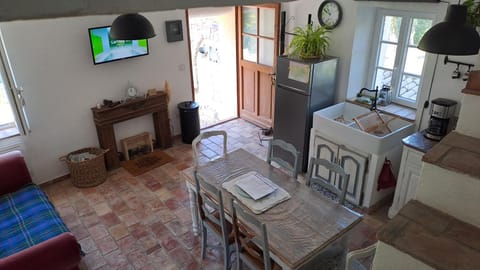 Gîte et studio indépendant idéal Famille House in Roquefort-les-Pins