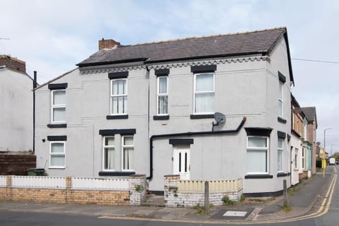 4 bed house parking Wi-Fi garden Apartment in Wallasey