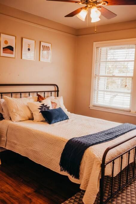 The Burrow-Cozy 3 BDRM HM - Free Parking House in Waxahachie