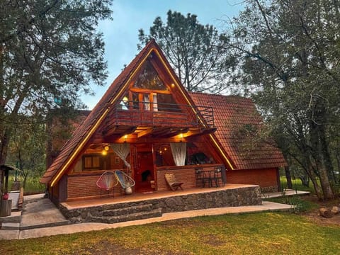 Chalet privado en el bosque con Jacuzzi de Madera Huasca Retreats House in Hidalgo, Mexico