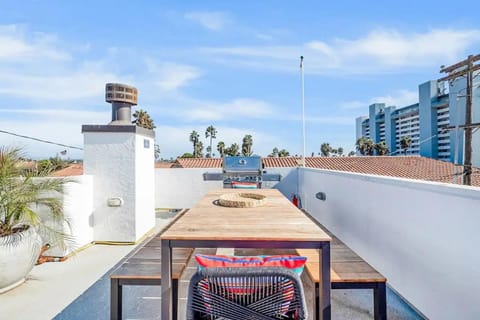 Ocean View Gem with Rooftop Deck and Hot Tub House in Pacific Beach