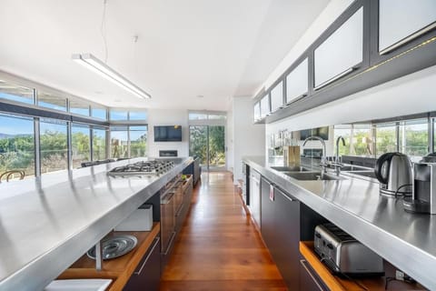 Getaway Hideaway-close to beach Sleeps-8 House in Tasmania