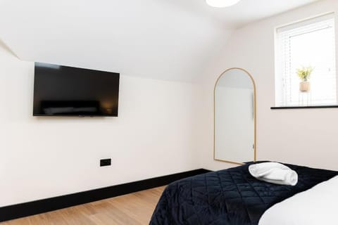 The Berriman Collection Stylish Sleeps 6 - 2 Bedroom Apartment in Cardiff