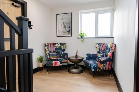 The Berriman Collection Stylish Sleeps 6 - 2 Bedroom Apartment in Cardiff