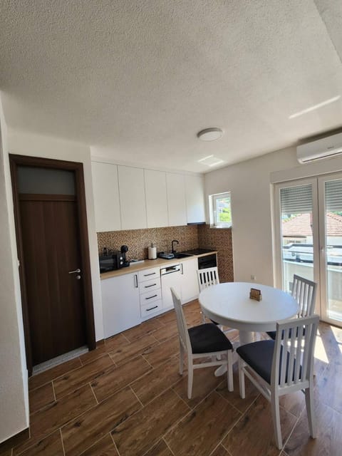 Kitchen or kitchenette, Dining area, minibar, pet friendly, stove