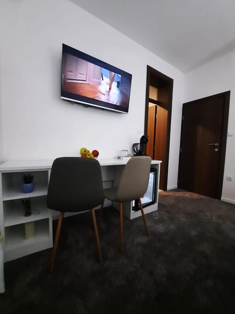 TV and multimedia, Living room, Seating area, Evening entertainment