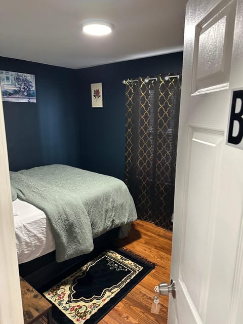 Fidelia Room B, Queen Bed Minutes from Newark Liberty International Airport and Newark Penn Station Vacation rental in Irvington