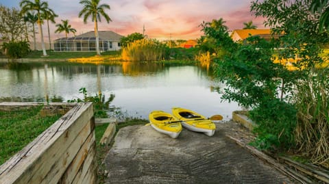 Waterfront Paradise with HTD Pool Kayaks & Games Chalet in Cape Coral