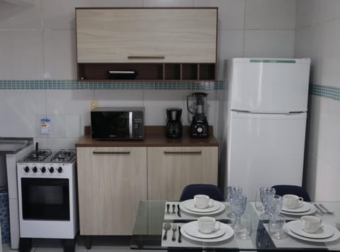 Coffee/tea facilities, Kitchen or kitchenette, Dining area, oven, stove, toaster