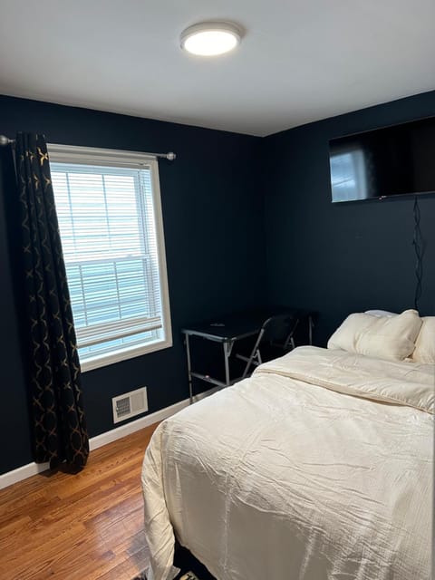 Fidelia Room C, Queen Bed minutes from Newark Liberty International Airport and Newark Penn Station Vacation rental in Irvington