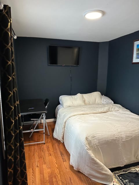 Fidelia Room C, Queen Bed minutes from Newark Liberty International Airport and Newark Penn Station Vacation rental in Irvington