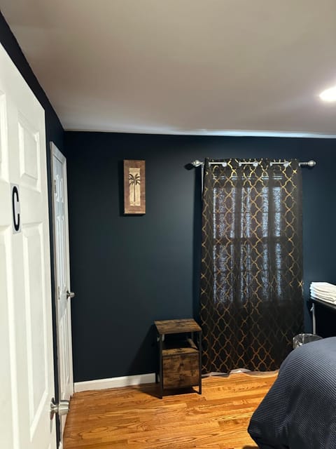 Fidelia Room C, Queen Bed minutes from Newark Liberty International Airport and Newark Penn Station Vacation rental in Irvington