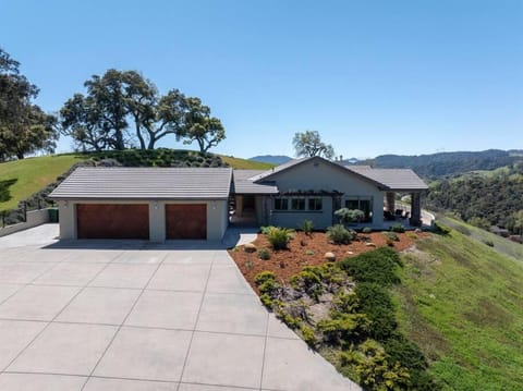 Hilltop Vistas-Private Pool, Firepit, Views House in Atascadero