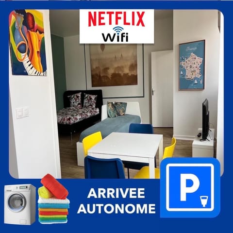Bed, TV and multimedia, Coffee/tea facilities, Living room, Photo of the whole room, Decorative detail, Seating area, Bedroom, hair dryier, heating, internet, microwave, oven, stove, toaster, towels, washing machine, dryer, kitchen
