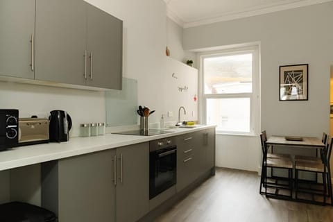 Coffee/tea facilities, Kitchen or kitchenette, Seating area, Dining area, minibar, oven, stove, toaster, kitchen