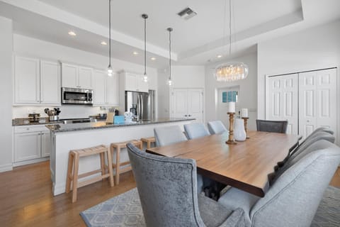 Kitchen or kitchenette, Dining area