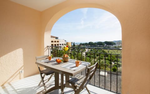 CASA JULIA, Terrasse VUE MER à 50 m de la plage. Apartment in Gassin