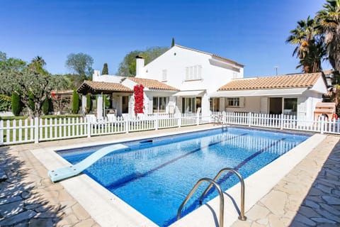 Just 10 minutes from Sitges, house with private garden and pool- House in Garraf