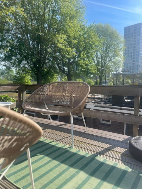 Bright 3BR apartment with roofterrace overlooking Spoorpark close to citycenter Condo in Tilburg