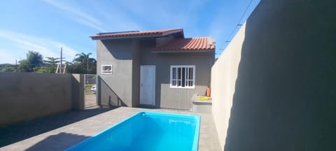 Casa com piscina A 300 METROS DA PRAIA de Canto Grande BOMBINHAS House in Porto Belo